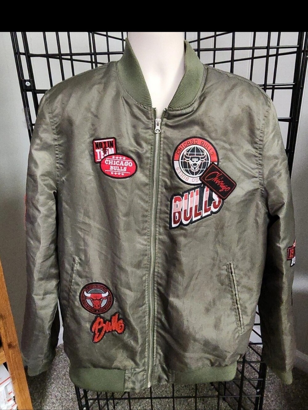 Chicago Bulls Men's Satin NBA Bomber Jacket Olive Green Logo Patches Size XL